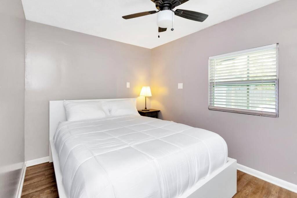Cozy With Patio & Grill, Private And Location Holiday home Tampa